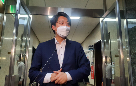 국민의힘 이준석 대표가 30일 밤 서울 여의도 국회에서 긴급 최고위원회의를 마치고 나오며 취재진의 질문에 답하고 있다. 연합뉴스